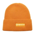 Dettaglio del berretto in maglia a coste arancione acceso con patch THE FOCUS - M(54-60cm) / Arancione