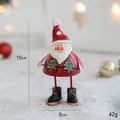 Niedliche Weihnachtsmann-Eisenfigur mit kleinen Tannenbäumen auf Schneeboden - Roter Stehender Weihnachtsmann