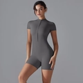 Dettaglio del collo a lupetto con zip e del tessuto elastico premium della tuta grigio scuro - S / grigio scuro