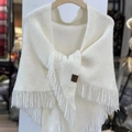 Elegante scialle in maglia bianca con lunghe nappe e dettaglio etichetta in pelle - Bianco