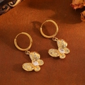 Detaillierte Makroansicht goldener Schmetterlingsohrringe mit funkelnden Kristallen - Gold Schmetterling Weiß Zirkonia Ohrringe (T031)