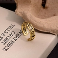 Bague ouverte croisée en or vintage avec motifs gravés sur un fond rustique chic - Style Croix Arabesque Vintage (JZ0031)