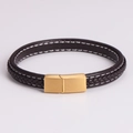 Detalle de la pulsera de cuero trenzado con cierre magnético dorado y costura blanca - Dorado