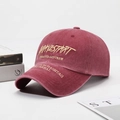 Vintage-Baseballkappe aus burgunderroter Baumwolle mit goldener Stickerei für Freizeit - Verstellbar / Burgunderrot