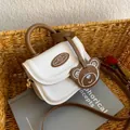 Mini sac rétro avec pendentif ours sur panier tissé, tons crème et marron chic - Blanc