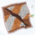Dettaglio di un foulard quadrato in raso di seta con stampa leopardata e blocchi geometrici - Leopardo a Righe Cachi