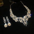 Set di gioielli in argento con perle a goccia e orecchini a perno in cristallo - Stile Argento
