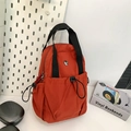 Mochila ligera de nailon rojo óxido con correas negras y bolsillos con cordón - Rojo China