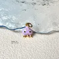 Dettaglio del ciondolo a polpo viola cartoon, misura 8x12mm e peso di 2g - Polpo Viola 1-20