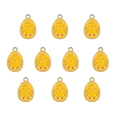 Nahaufnahme von 10 gelben Emaille-Kükenanhängern für DIY-Schmuck und Schlüsselanhänger - 10er Pack / Gelbes Küken-Ei