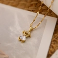 Collar dorado con colgante de niña, circón de corazón y cristales en cadena de eslabones - Niña de Circonita Transparente (23966)