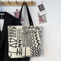Détail d'un sac cabas en toile minimaliste avec imprimé abstrait et anses noires - Graffiti Triangle Recto-Verso