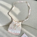Détail du sac à cordon avec motifs d'ours et broderie délicate en dentelle blanche - Chiot Étoilé Coloré