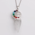 Dettaglio della collana a mezzaluna argentata con albero della vita e punta in cristallo - Cristallo di Rocca + Catena a O