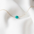 Collier minimaliste en or avec une perle de turquoise ovale sur fond en tissu blanc - 1 Pièce Turquoise