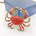 Spilla a forma di granchio con strass rossi, base in lega dorata e zampe di cristallo - Rosso