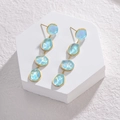 Böhmische hellblaue Tropfenohrringe mit Goldrand und schillernden Kieselanhängern - Hellblauer unregelmäßiger Edelstein Stil (OLBE698) / Hellblau/Gold