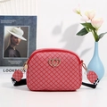Vintage Schultertasche in Rot mit Herzverschluss und breitem Schultergurt - Rot