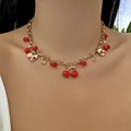 Goldene Gliederkette mit glasierten roten Kirsch-Anhängern und Herz-Emaille-Elementen - Goldene dicke Kette glasierte Kirsche Herz Multi-Anhänger Choker