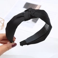 Cerchietto in raso nero con design a nodo incrociato e piccoli denti antiscivolo - Raso nero annodato