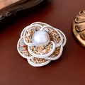 Dettaglio di una spilla a camelia fatta a mano con petali in tweed e perla centrale - 45# Fiore Perla in Tweed Misto