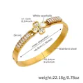 Detalle macro de pulsera dorada con diseño de trébol con circón de corazón y nácar blanco - Estilo Trébol de Cuatro Hojas (Z087) / Dorado