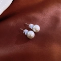 Dettaglio di orecchini a fiore con perle vintage con perni in argento e stile francese - 10mm Perla Grigia (Perno d'Argento)