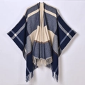 Detail eines klassisch blau-beigen Plaid-Ponchos mit Fransen und weicher Strickstruktur - Quaste Feiner Streifen Karo Marineblau