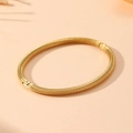 Dettaglio del bracciale dorato in acciaio inossidabile con superficie strutturata e fibbia - Stile con Grana Strutturata Oro (S501)
