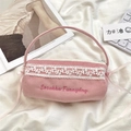 Primo piano dell'astuccio in velluto a coste rosa con pizzo e nastri decorativi. - Rosa