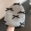 Berretto in maglia grigia in pelo di coniglio con fiocchi decorativi in velluto nero - Taglia unica / Grigio Medio