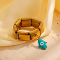 Detail eines goldenen Edelstahl-Modulrings mit einem blauen Hamsa-Hand-Anhänger - Ring / 18K Gold Hamsa Hand Stil (S512)