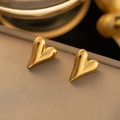 Élégantes boucles d'oreilles cœur en acier titane plaqué or 18 carats avec fini poli - Boucles d'oreilles clous coeur or