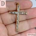 Dettaglio del ciondolo a croce dorata con zirconi rettangolari dimensioni 30x48mm - Stile D