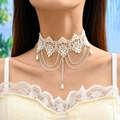 Minimalistische elfenbeinfarbene Spitzen-Choker-Halskette mit silbernen Ketten und Perlen - Weiß