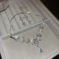 Détail de parure bijoux argentée avec pendentif feuille de blé et boucles goutte d'eau - Ensemble collier et boucles d'oreilles 2 pièces / Argenté