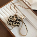 Détail d'une mini pochette léopard en cuir avec fermoir doré et cordon de cou - Collier / Gris