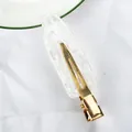 Elegante pinza para el pelo en blanco crema con acabado dorado y textura de acetato - Blanco Crema Patrón Concha (C16-1-16)