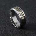 Detalle de anillo de acero inoxidable para hombre con patrón de dragón celta dorado y negro - US 9 / Acero Negro Oro