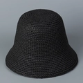 Gros plan sur un chapeau cloche noir tissé à la main montrant la texture de la paille - M (56-58cm) / Noir