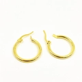 Orecchini a cerchio tondi minimalisti placcati in oro con finitura lucida da donna vista dall'alto - 20mm / Oro
