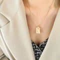 Collana in oro rosa con ciondolo rettangolare e profilo del viso su catena serpente - Oro rosa