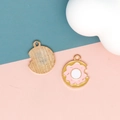 Dettaglio di ciondoli a forma di donut con smalto rosa e retro in metallo dorato per fai da te - 10 Donut