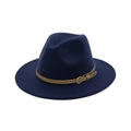 Détail d'un chapeau fedora en laine bleu marine avec ruban en cuir et boucle dorée - Bleu marine