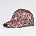 Detail van metallic baseballpet met luipaardprint in brons en paarse glanskleuren - Verstelbaar / Metalen Luipaard Rood