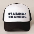Klassieke zwart-witte truckerpet met It's a Bad Day to be a Hotdog slogan print - Eén maat / Zwart