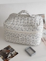 Borsa per cosmetici in cotone trapuntato bianco con fiori blu e un fiocco decorativo - Bianco Alba Floreale - Borsa Cosmetica