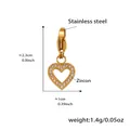 Detaillierte Makroansicht des 18k Herzanhängers mit Zirkonia-Inlay und Karabiner - Hohler Herzanhänger / Goldenes Hohl Herz Zirkon