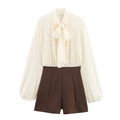 Tuta elegante con maniche a lanterna, fiocco al collo e pantaloncini a contrasto - S / Bianco latte