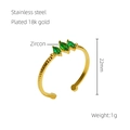 Detail van de 18K vergulde roestvrijstalen ring met groene zirkoon en afmetingen overzicht - Eén maat/Verstelbaar / Pauwgroen